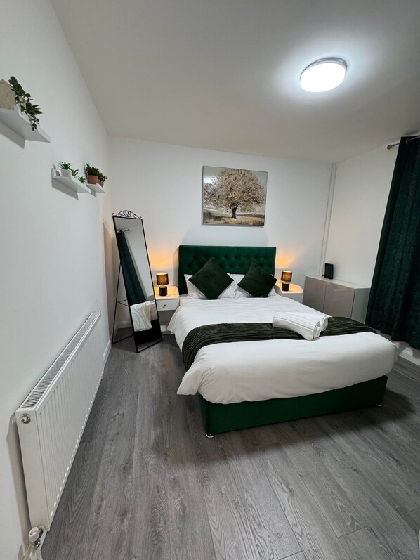 4 bedrooms, iron/ironing board, WiFi, bed sheets