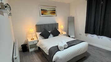 4 bedrooms, iron/ironing board, WiFi, bed sheets