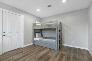 4 عدّة غرف نوم ومكواة/لوح كي وواي فاي وملاءات أسرّة