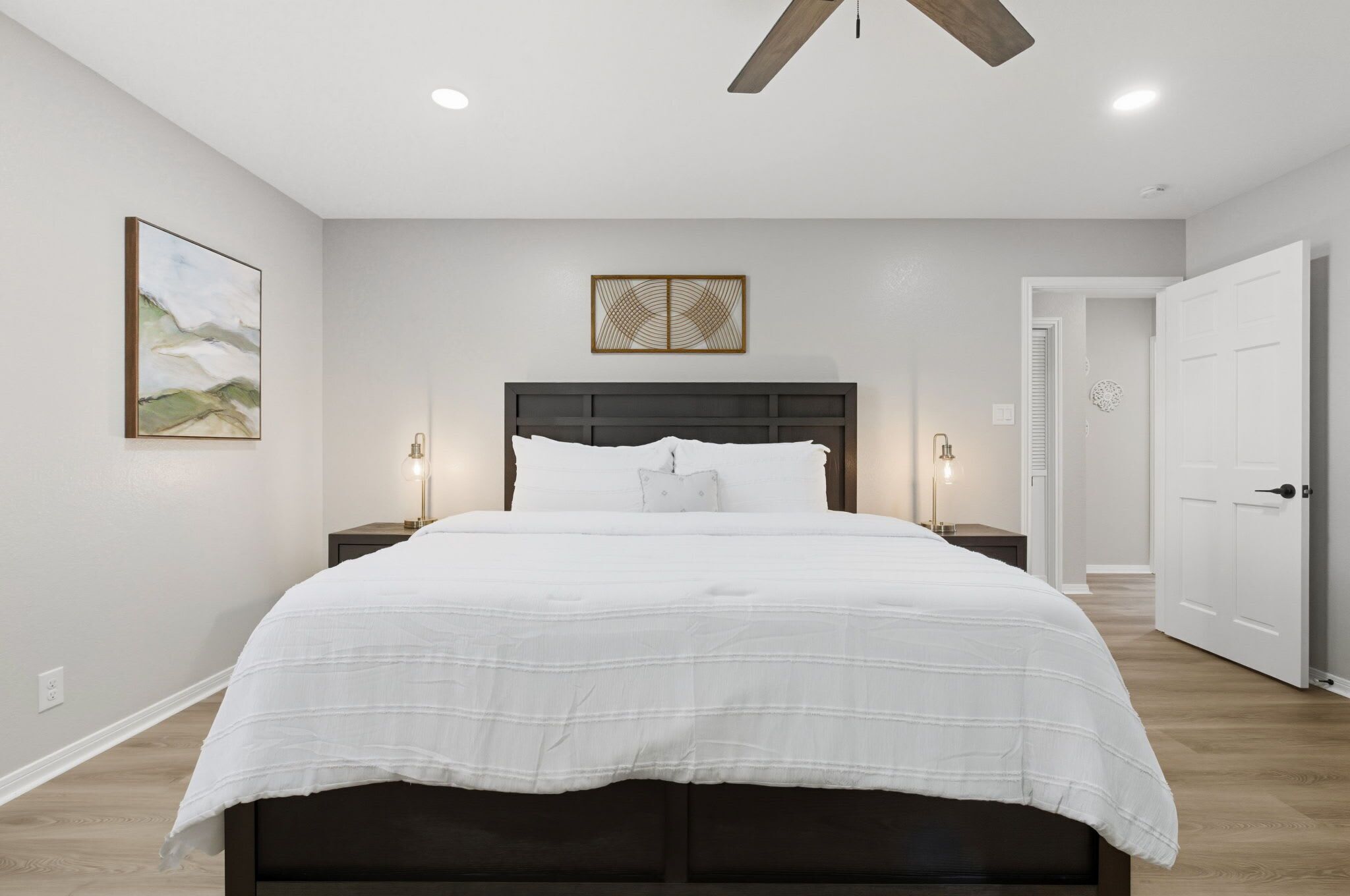 4 habitaciones, tabla de planchar con plancha, wifi y ropa de cama 