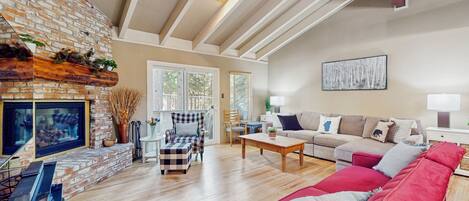 Fernseher, Kamin, DVD-Player