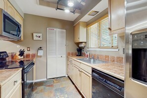 Réfrigérateur, four à micro-ondes, un four, surface de cuisson