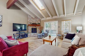 Fernseher, Kamin, DVD-Player