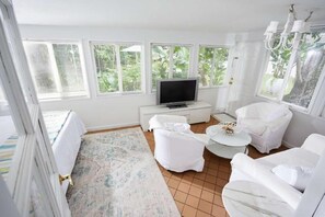 2 bedrooms, internet, bed sheets