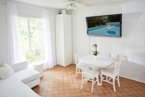 TV - Miami Pool Cottage Su (El Portal)