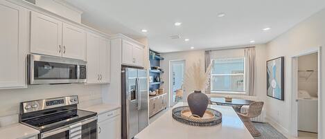 Køleskab, mikrobølgeovn, ovn, kogeplade