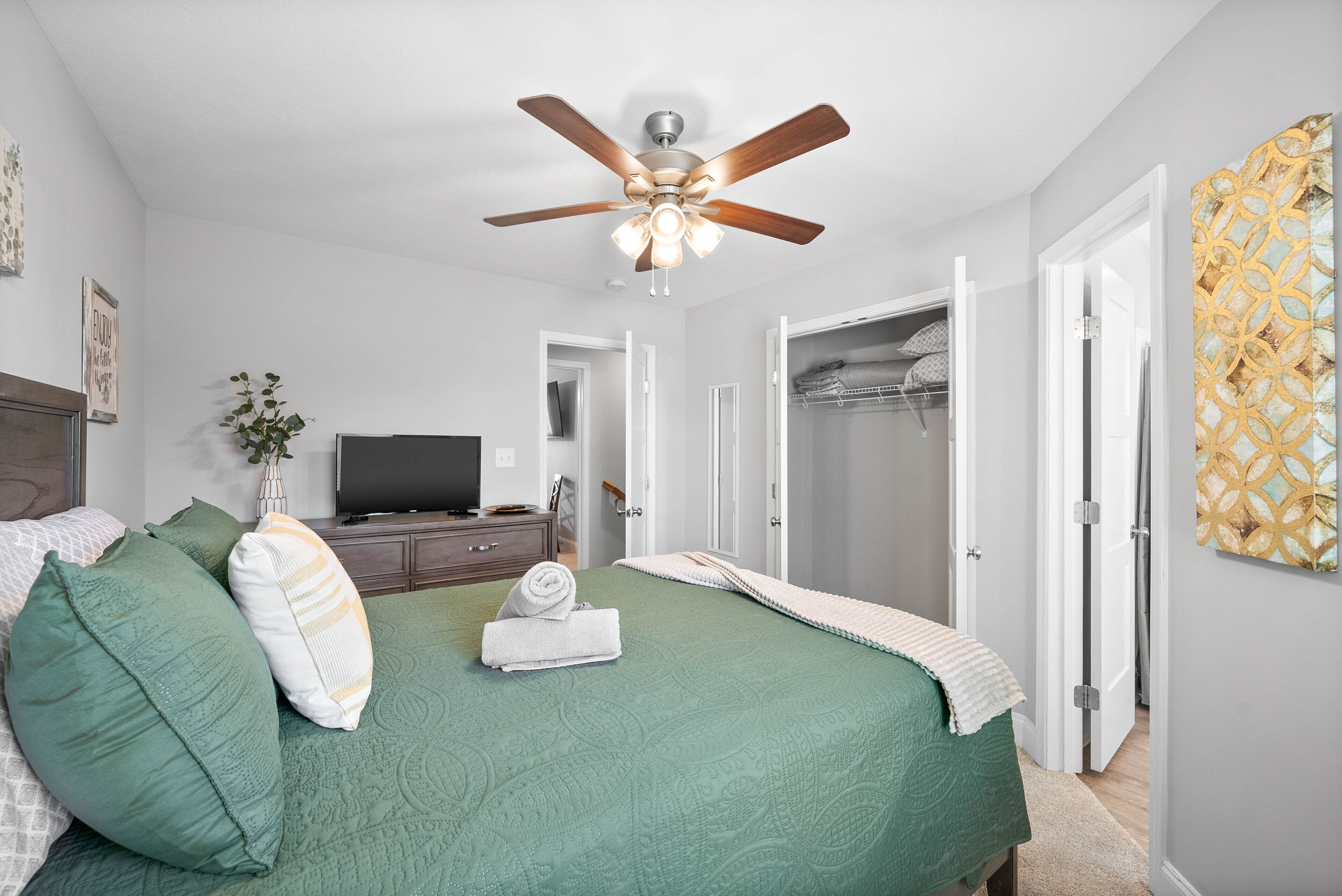 2 bedrooms, desk, iron/ironing board, WiFi