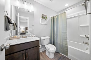 Douche, séchoir à cheveux, serviettes fournies