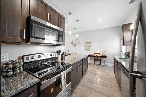 Een koelkast, een microgolfoven, een oven, een kookplaat