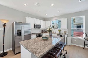 Réfrigérateur, four à micro-ondes, un four, surface de cuisson