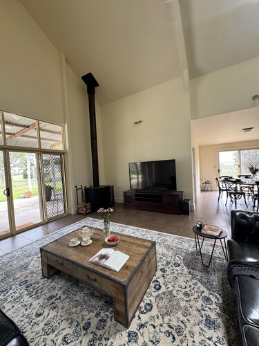 Willow Barn on 9 country acres - Huge Swim Spa - Sleeps upto 20