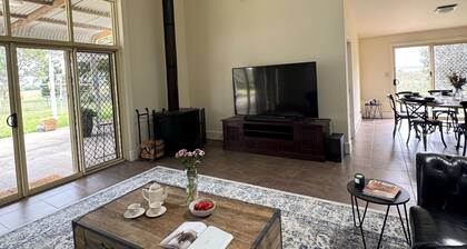 Willow Barn on 9 country acres - Huge Swim Spa - Sleeps upto 20