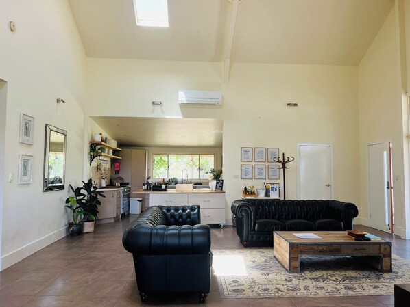 Smart TV, fireplace, books - Willow Barn on 9 acres - Huge Swim Spa - Country Escape - EV Charging avail (Fullerton Cove)