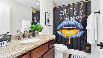 Jetted tub, hair dryer, bidet, towels