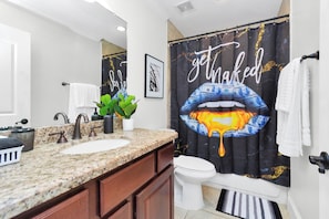 Jetted tub, hair dryer, bidet, towels - Stylish Home near it all. Sleeps 12. 3 Bedrooms. Uptown/ Galleria Area Houston (Houston)