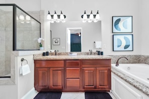 Baignoire à remous, séchoir à cheveux, bidet, serviettes fournies