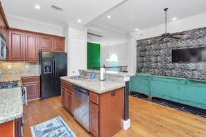 Four Ă micro-ondes, un four, surface de cuisson, lave-vaisselle