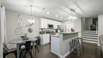 Jääkaappi, mikroaaltouuni, uuni, liesi