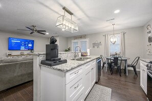 Réfrigérateur, four à micro-ondes, un four, surface de cuisson