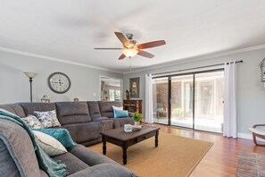 TV - 3926 Pineview, Smyrna (Smyrna)