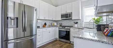 Køleskab, mikrobølgeovn, ovn, kogeplade