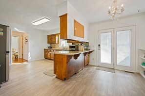 Fridge, microwave, oven, stovetop - 1223 Settlebench Ln NW Kennesaw (Kennesaw)