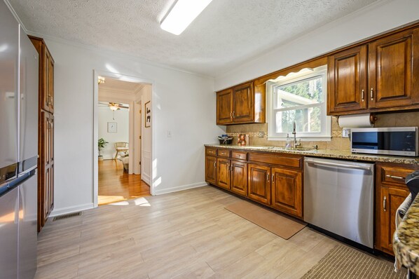 Réfrigérateur, four à micro-ondes, un four, surface de cuisson