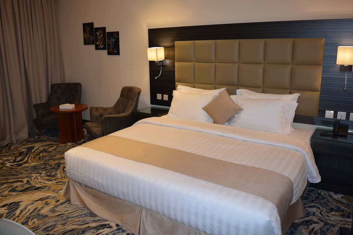 خزنة داخل الغرفة ومكتب ومساحة عمل للكمبيوتر المحمول وستائر تعتيم