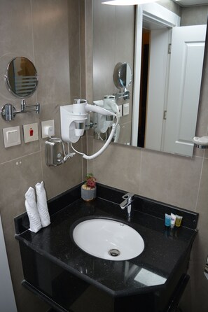 Free toiletries, hair dryer, slippers, towels - فندق مرسى القصر Marsa Alqaser Hotel (Madinah)