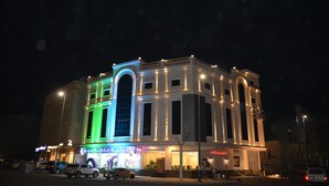 A building with a large arched entrance and multiple windows. - فندق مرسى القصر Marsa Alqaser Hotel (Madinah)