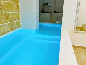 Kühlschrank, Mikrowelle, Wasserkocher mit Kaffee-/Teezubehör