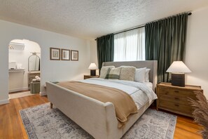 3 bedrooms, desk, iron/ironing board, travel crib - Ramsay Retreat Spa Vibes, Hot Tub & Skyline Views (Calgary)