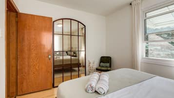 3 quartos, escrivaninha, ferros/tábuas de passar roupa, berço de viagem