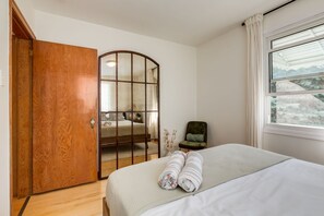 3 chambres, bureau, fer et planche à repasser, lit de bébé portatif