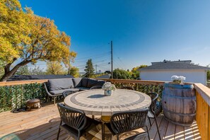 Outdoor dining - Ramsay Retreat Spa Vibes, Hot Tub & Skyline Views (Calgary)