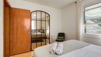 3 bedrooms, desk, iron/ironing board, travel crib