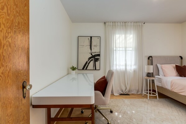 3 chambres, bureau, fer et planche à repasser, lit parapluie