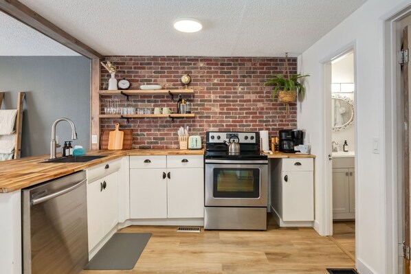 Réfrigérateur, four à micro-ondes, un four, surface de cuisson