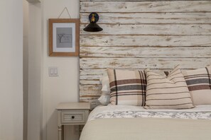 1 slaapkamer, een bureau, een strijkplank/strijkijzer, wifi