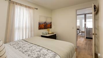 1 bedroom, desk, iron/ironing board, WiFi