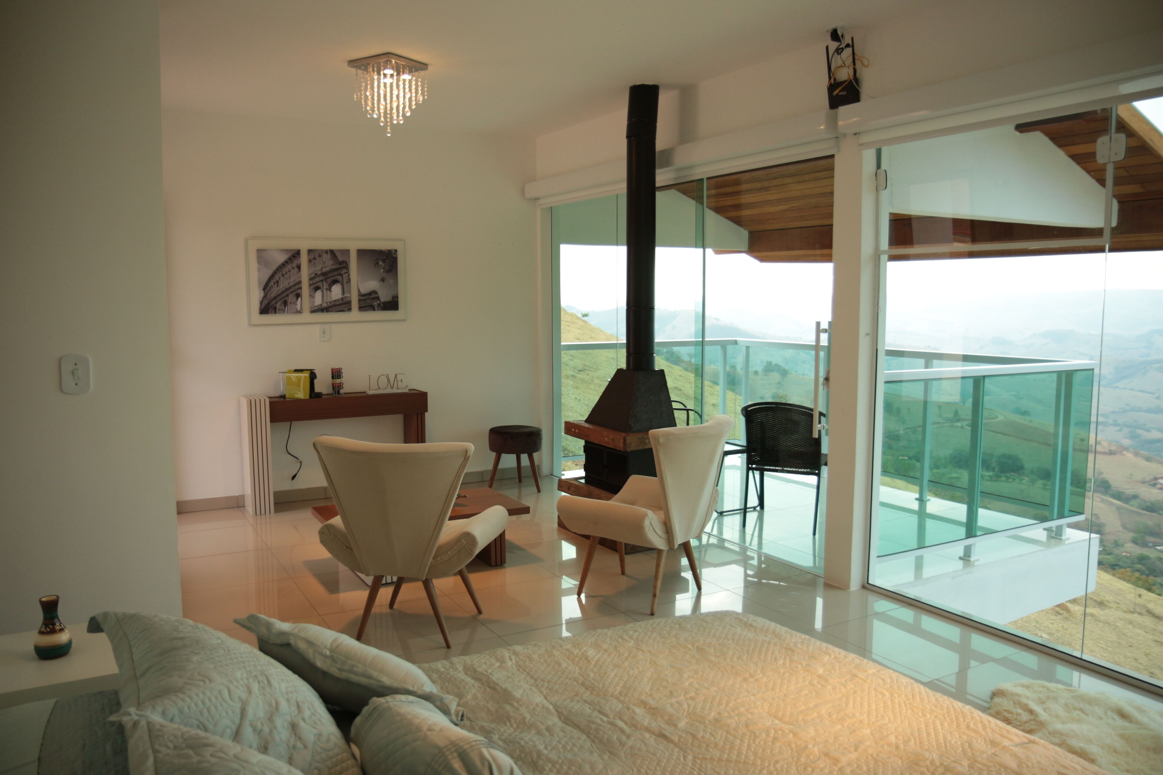 Kahden hengen luksushuone yhdelle, 1 suuri parisänky, vuoristonäköala | Työpöytä, kannettavalle tietokoneelle sopiva työtila, äänieristys