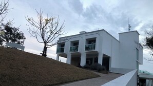 A modern two-story building with a flat roof and large windows. - Unique Alta Vista Pousada Boutique (Córrego do Bom Jesus)