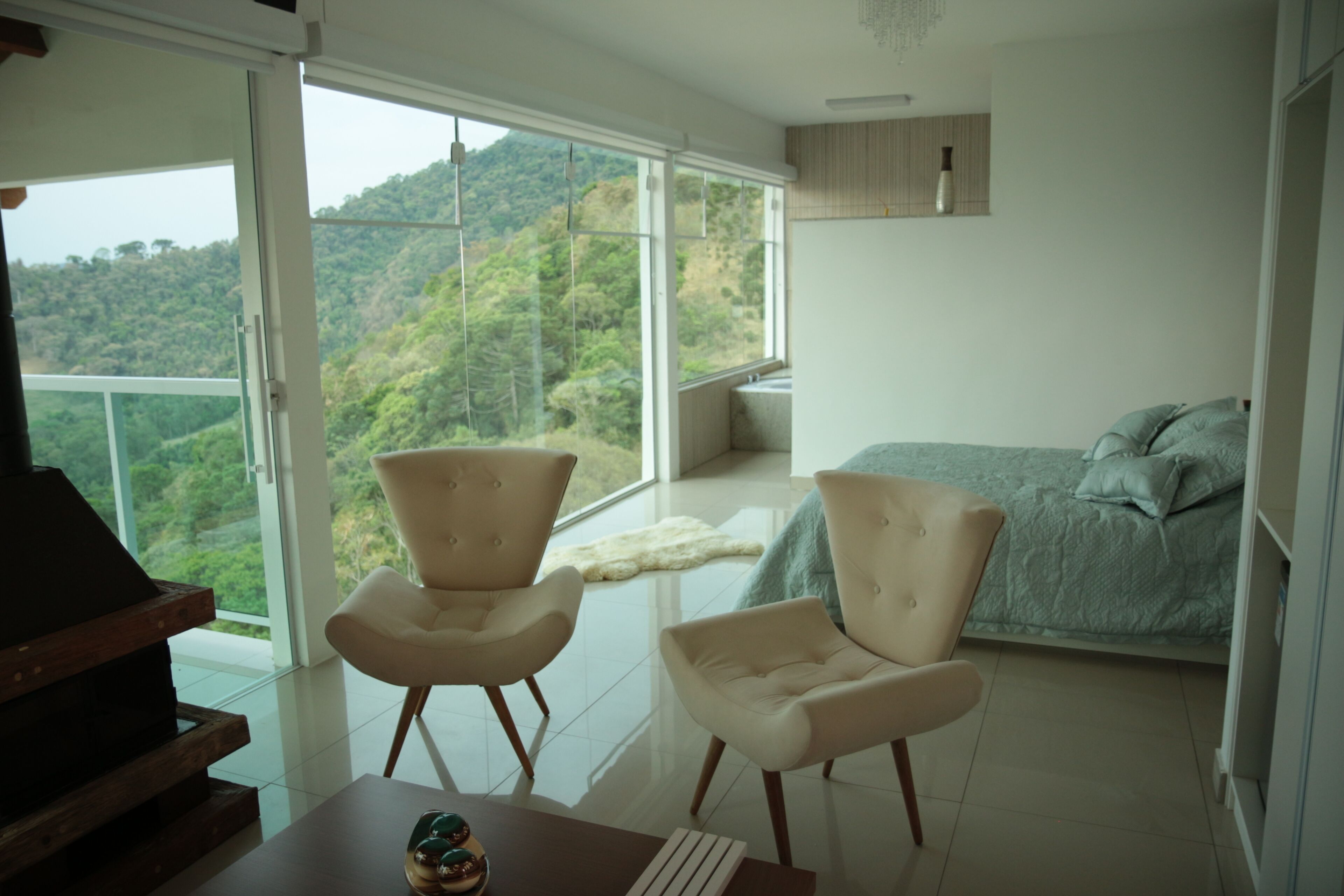 Habitación doble de lujo de uso individual, 1 cama King size, vista a la montaña | Escritorio, espacio para trabajar con laptop y insonorización 