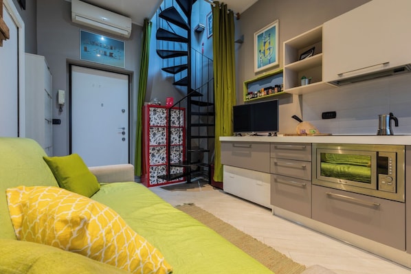 Apartment, 1 Double Bed, Pets Allowed | Living area | 30-inch TV with satellite channels