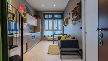 Huoneisto, 1 parisänky ja vuodesohva, lemmikit sallittu | Oleskelualue | 30–tuumainen televisio, jossa satelliittikanavat