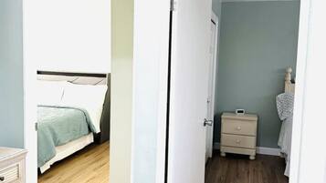 3 habitaciones, tabla de planchar con plancha y cuna de viaje