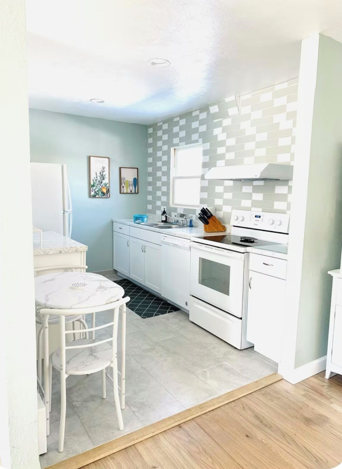 Jääkaappi, mikroaaltouuni, uuni, liesi