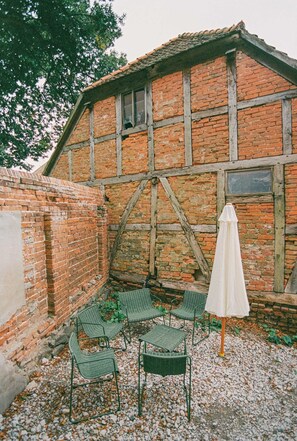 Property grounds - HOCHPARTERRE EAST: Morning sun and terrace to the east (Werben)