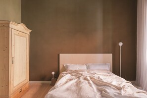 1 bedroom, travel crib, WiFi, bed sheets