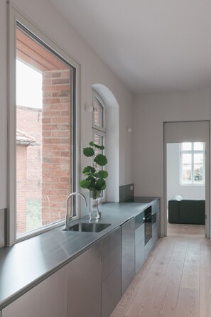 Private kitchen - HOCHPARTERRE EAST: Morning sun and terrace to the east (Werben)